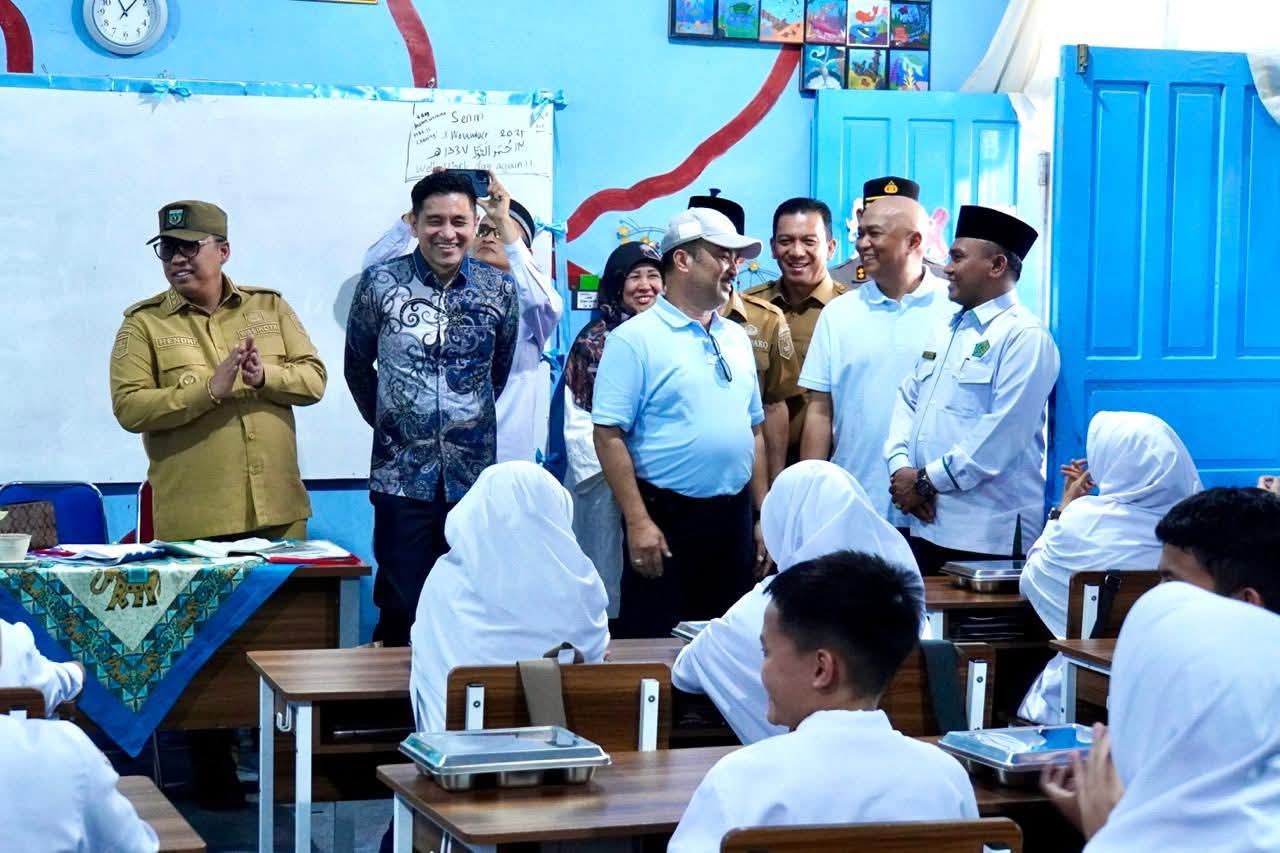 Wako Hendri dan Tua DPRD Imbral, saat lihat pendistribusian MBG di MTsN, Senin, (3/11/2025.)